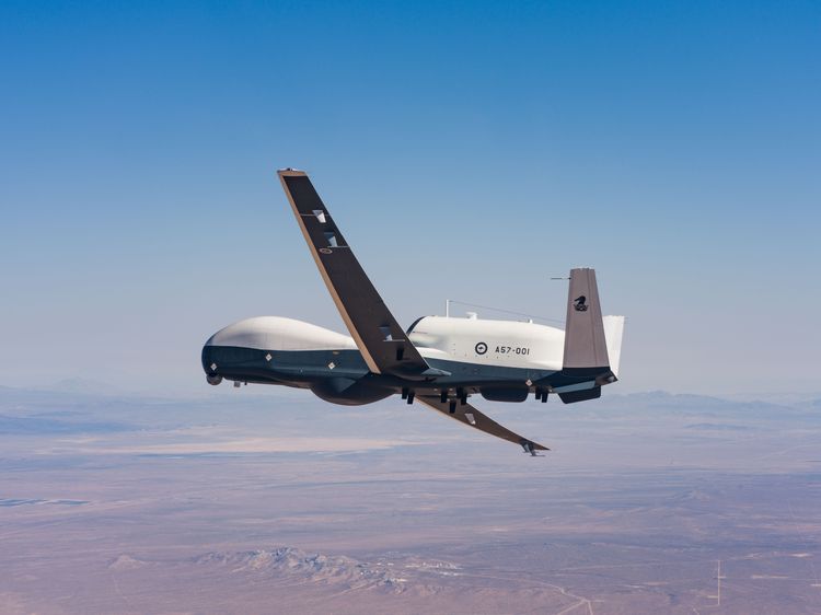 マルチ情報収集機MQ-4Cトライトンは世界で唯一持続的な海洋監視を実施している高高度飛行が可能な無人航空機です(写真:ノースロップ・グラマン社) Australia's First MQ-4C Triton Takes Flight - Japan