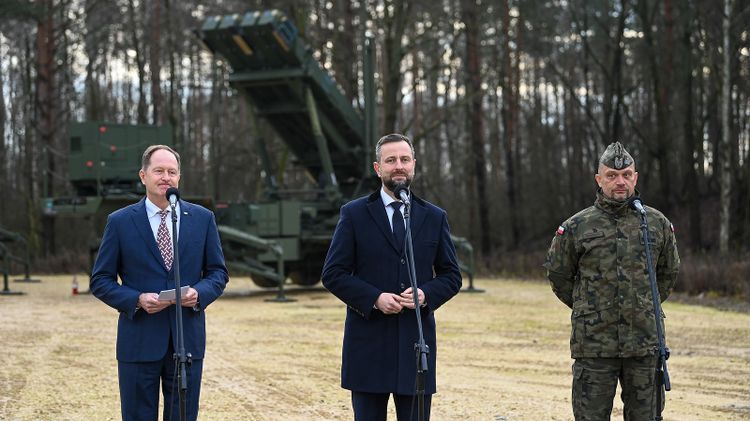 On December 18, 2024, at the 3rd Warsaw Air Defense Missile Brigade in Sochaczew, U.S. Ambassador Mark Brzezinski, Deputy Prime Minister and Minister of National Defense Władysław Kosiniak-Kamysz, and Brig. Gen. Michał Marciniak visited 3.BROP during a system training conducted by the 37th air defense missile squadron. (Photo Credit: Poland’s Ministry of National Defense) Integrated Battle Command System Achieves Initial Operational Capability in Poland