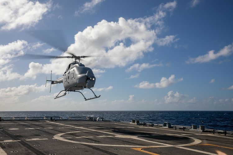 沿岸域戦闘艦ミルウォーキーの飛行甲板から発艦するMQ-8Cファイアスカウト(2022年1月6日) 写真提供:米海軍 Northrop Grumman-Built MQ-8C Fire Scout Makes Operational Deployment with the US Navy - Japan