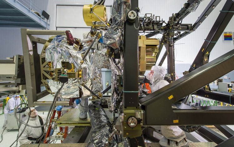 Engineers installing MIRI onto the JWST at NASA’s Goddard Spaceflight Center in 2013. Photo Credit: NASA/Chris Gunn Northrop Grumman Enables James Webb Space Telescopes Coldest Instrument to Reach Operational Temperature_2