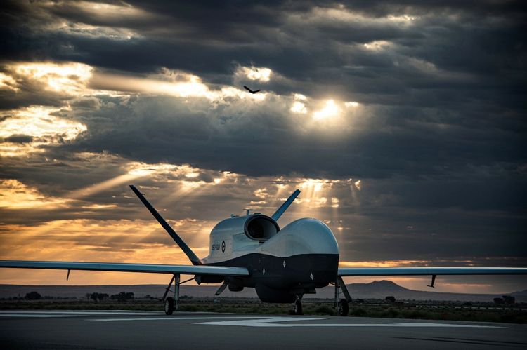 カリフォルニア州パームデールの滑走路上にあるオーストラリア向けMQ-4Cトライトン初号機(写真:ノースロップ・グラマン社) Northrop Grumman Unveils First Australian MQ-4C Triton