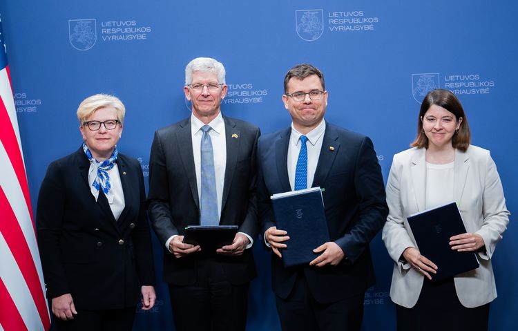 Northrop Grumman ir Lietuvos vyriausybės susitarimo memorandumo pasirašymas. (Nuotraukų kreditas: Lietuvos gynybos ministerija) Northrop Grumman and Lithuania to Collaborate on Allied Defense Industrial Cooperation - Lithuania