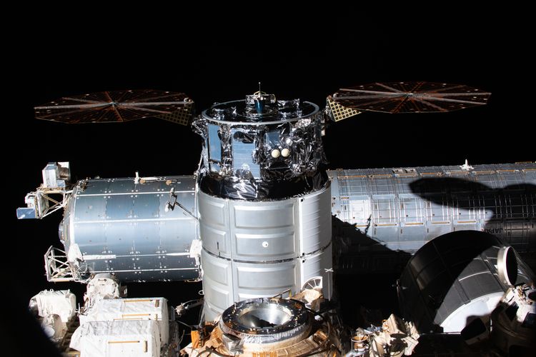 今回の軌道調整を行う前、国際宇宙ステーションとドッキングしている状態のシグナス補給船 Northrop Grummans Cygnus Spacecraft Successfully Reboosts the International Space Station - Japan