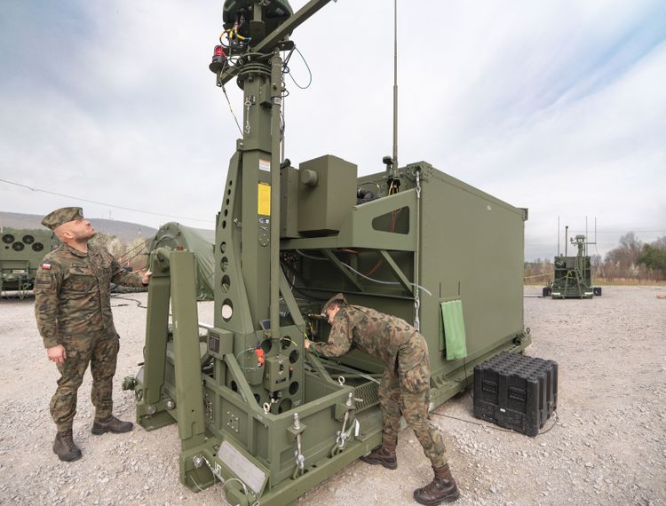 アラバマ州ハインツビルのレッドストーン兵器廠での訓練において、交戦オペレーションセンター(EOC)で作業を行うポーランド軍兵士。EOCは運搬可能な指揮統制センターで、ミサイル防衛の戦闘管理機能を担い、オペレーションを実施します(写真提供:米陸軍) Northrop Grumman's Integrated Battle Command System Achieves Operational Capability Milestone for Poland's WISŁA Air Defense Program - Japan