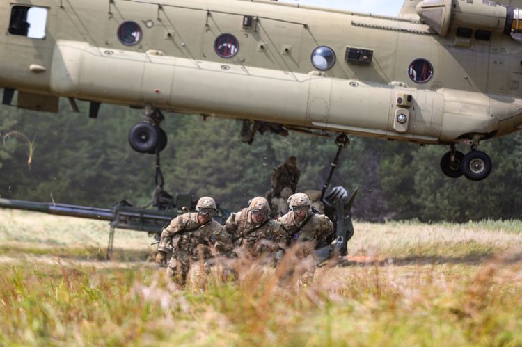 米陸軍はCIRCMの常時作動テクノロジーへの投資を継続しています。写真はCH-47ヘリコプター (写真提供:米陸軍) Northrop Grumman's Pioneering CIRCM Technology Ensures Mission Safety for the US Army 1 - Japan