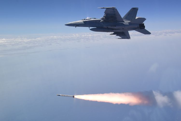 미 해군 F/A-18 슈퍼 호넷에서 성공적으로 발사되는 노스롭그루먼의 사거리 연장형 첨단 대레이더 유도 미사일 (출처: 미 해군) Third Successful Missile Live Fire Test for Advanced Anti-Radiation Guided Missile Extended Range - Korea