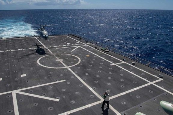 太平洋地域において沿岸海域戦闘艦ジャクソンに着艦するMQ-8Cファイアスカウト(2022年4月19日) 写真提供:米海軍 US Navy Deploys MQ-8C Fire Scout to Indo-Pacific - Japan